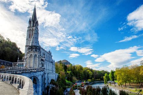 interno di un hotel a Lourdes con vista sul Santuario