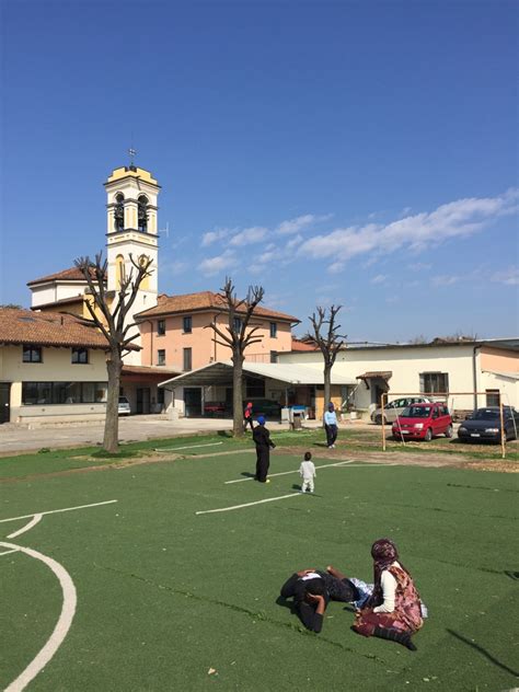 Foto di bambini e ragazzi che giocano negli spazi esterni del Patronato Sacro Cuore