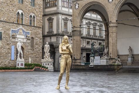 Immagine composita o infografica che mostra diverse versioni della statua di Nostra Signora di Fátima con corona, evidenziando le differenze tra legno naturale, brunito e colorato con oro zecchino