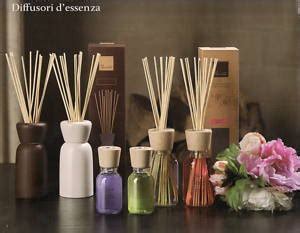 Sinfonia di diffusori d'essenza artigianali: vari modelli eleganti, dai design minimalisti ai dettagli in legno, adatti come bomboniere per la Cresima.