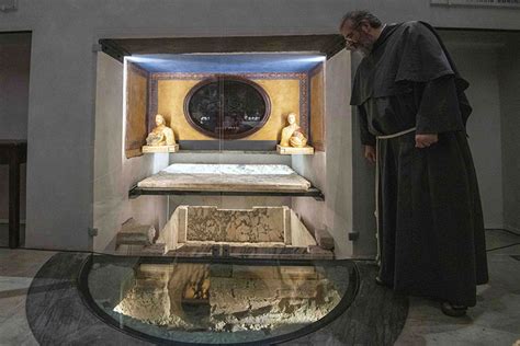 seggio vescovile e altare paleocristiano
