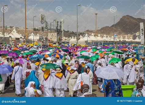 Immagine comparativa di pellegrini dell'Hajj nel XIX secolo e nel XXI secolo