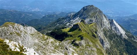 Foto panoramica dal Santuario della Madonna del Monte che mostra le Alpi Apuane e l'Appennino Tosco-Emiliano