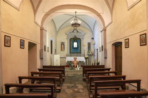 Schema architettonico o foto del Santuario della Madonna del Monte a Mulazzo che evidenzia il porticato e il campanile