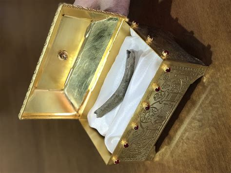 Foto ravvicinata della reliquia di San Nicola nel reliquiario con la chiazza scura