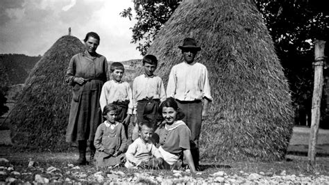 Foto storica di una famiglia contadina lombarda riunita in preghiera
