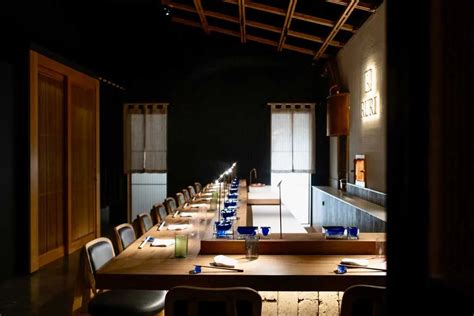 Interni del ristorante giapponese Madonna del Riposo con un focus sull'arredamento e le diverse aree