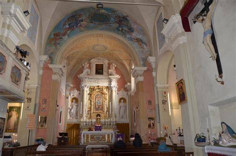 Interno del Santuario Madonna dei Boschi, altare maggiore e opere d'arte