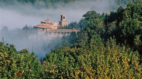 Veduta panoramica dell'Eremo di Sant'Alberto di Butrio immerso nel paesaggio dell'Oltrepò Pavese