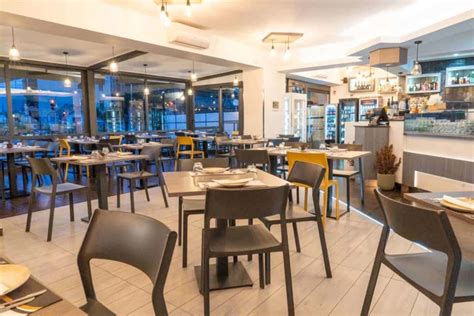 Veduta d'insieme della sala di Basilico Pizzeria Napoletana con arredi in stile trattoria contemporanea.