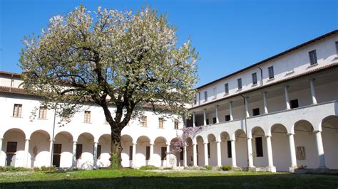 Interno del Museo Diocesano di Scutari con reperti storici e sacri