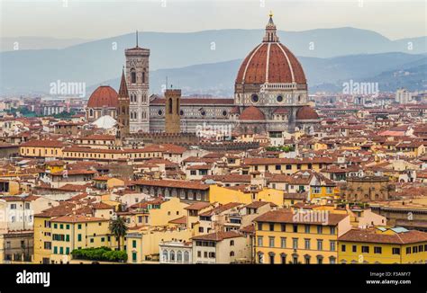Veduta panoramica di Firenze dal Piazzale Michelangelo con la Cupola del Brunelleschi in primo piano
