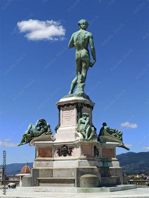 Foto ravvicinata della copia in bronzo del David di Michelangelo situata al centro del Piazzale