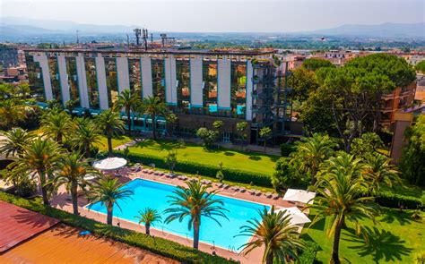 Veduta esterna dell'Hotel Ambasciatori a Brescia con il suo contesto urbano.