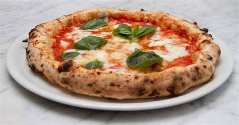Piatto di pizza margherita fumante