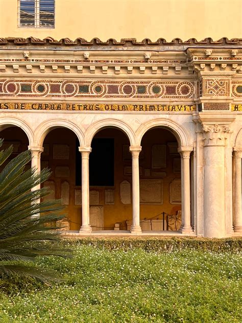 Scenografia essenziale: un giardino monastico delimitato da sbarre di ferro che evocano una condizione di prigionia psicologica e spirituale.