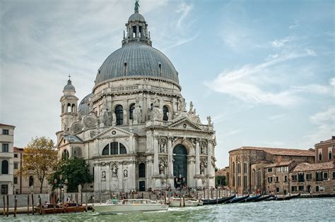 Veduta panoramica della Basilica della Madonna della Salute a Venezia, con il Canal Grande in primo piano.