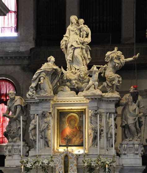 Interno della Basilica della Madonna della Salute, con enfasi sull'altare maggiore e l'icona della Mesopanditissa.