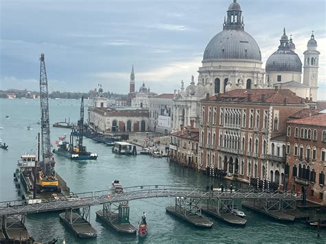 Folla di persone che attraversano il ponte votivo galleggiante sul Canal Grande in direzione della Basilica della Salute.