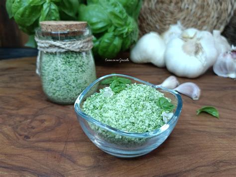 Sale al basilico verde brillante in un barattolo di vetro