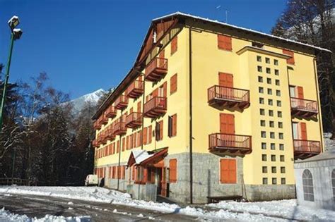 Foto panoramica della Casa Alpina Don Bosco con monti sullo sfondo
