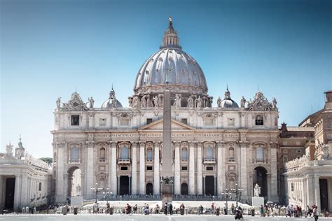 Foto d'archivio della Basilica di San Pietro durante la canonizzazione