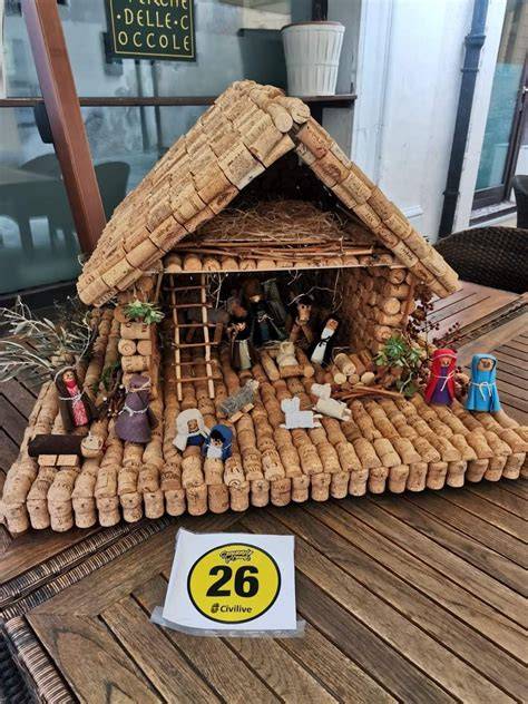 presepe fai-da-te con cassette di frutta e dettagli naturali (sughero, muschio)