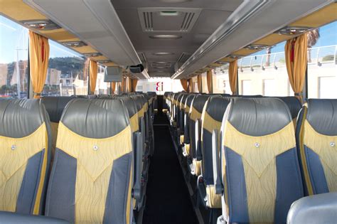 Interno di un Pullman Golden Class con sedili comodi e spazio