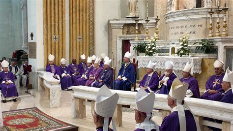 Guida spirituale che accompagna un gruppo di pellegrini