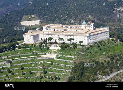 Veduta panoramica dell'Abbazia di Montecassino arroccata sulla montagna