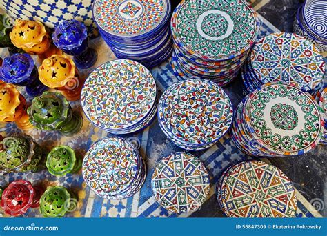 Foto di un mercato marocchino con vari oggetti decorativi, gioielli e ceramiche raffiguranti la Hamsa