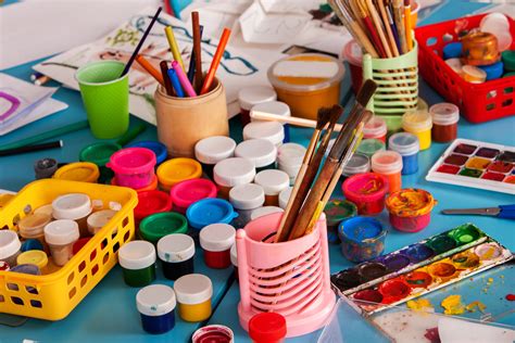 Foto di bambini impegnati in attività di laboratorio creativo all'aperto