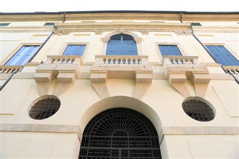 Dettaglio architettonico di un palazzo storico in stile vicentino