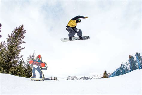 snowboarder che esegue una manovra su un rail in un park innevato