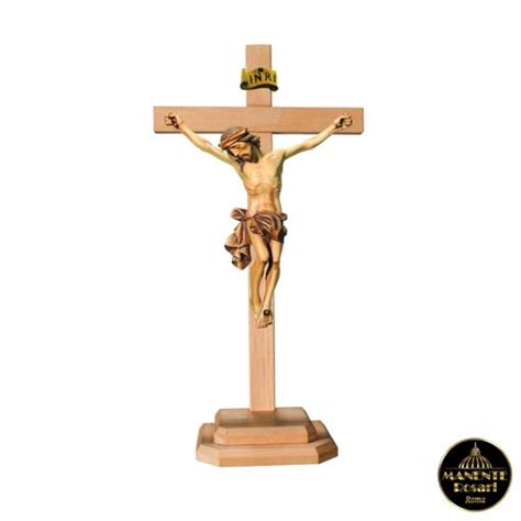 Dettaglio di un crocifisso da tavolo con base decorata e figura di Cristo