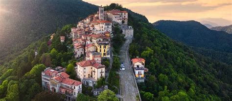 Veduta panoramica del Sacro Monte di Varese immerso nel parco del Campo dei Fiori