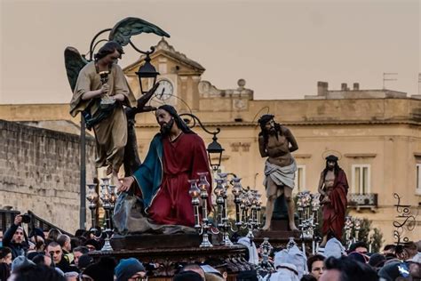 Rappresentazione della processione dei Misteri con statue raffiguranti la Passione di Cristo.