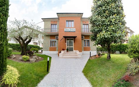 Esterno di una delle residenze Villa Santa Rita per anziani a Roma