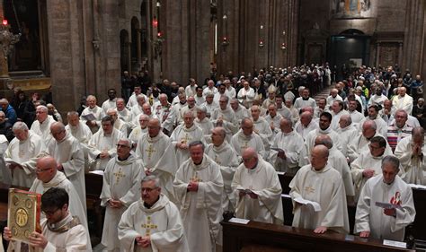 Foto di gruppo del clero trentino durante l'annuncio dei mandati