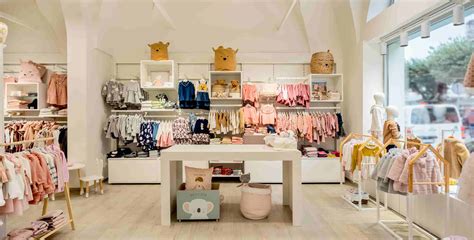 Foto di un negozio di abbigliamento per bambini moderno e accogliente