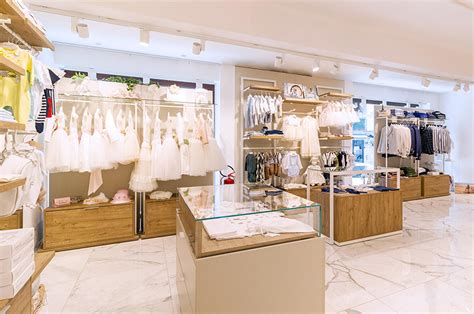 Immagine di abbigliamento usato per bambini ben organizzato e pulito