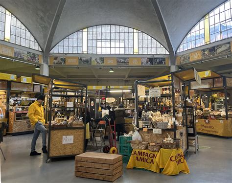 Foto dell'Identity Point al mercato di Campagna Amica con persone in fila