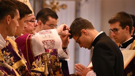 tonsura dei capelli durante il rito ortodosso