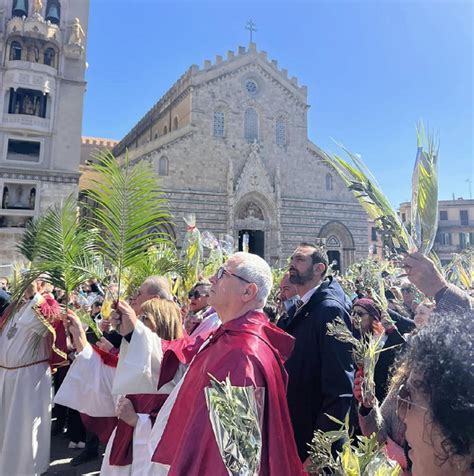 Benedizione delle palme e degli ulivi in una piazza storica