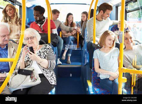 Interno di un moderno autobus passeggeri con wi-fi e prese di corrente