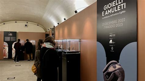 Infografica che mostra l'evoluzione del gioiello da amuleto antico ad accessorio di moda contemporaneo