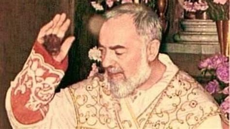 Ritratto di Padre Pio con le stimmate, in un'illustrazione che evoca spiritualità