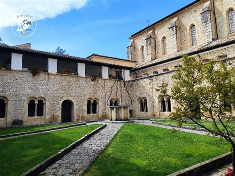 Il chiostro dell'Abbazia di Casamari con le sue bifore