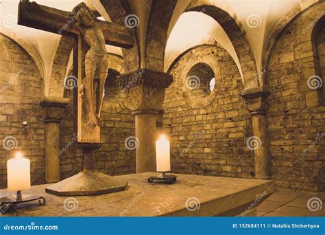 Interno della cripta medievale con decorazioni a stucco