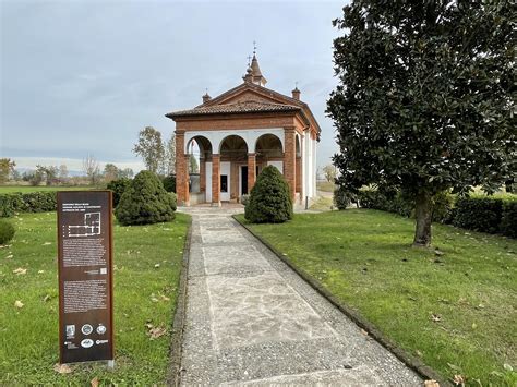 Foto panoramica dell'Oratorio della Beata Vergine Assunta di Calvenzano immerso nei campi